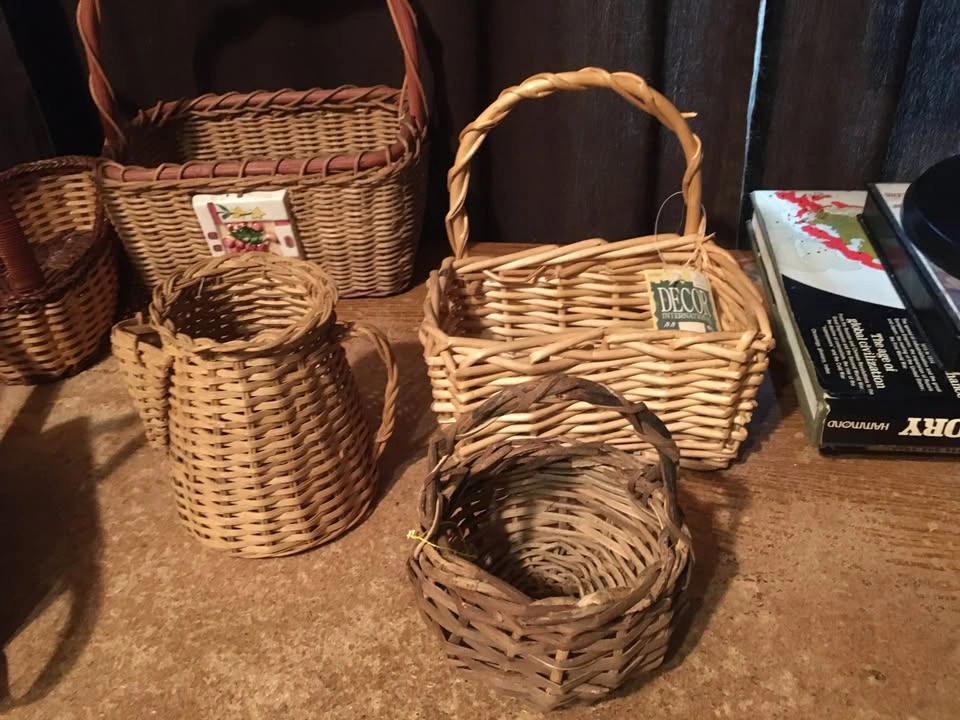 LOT OF 15 WICKER METAL BASKETS DECORATIONS FOR DISPLAYS - photo 3