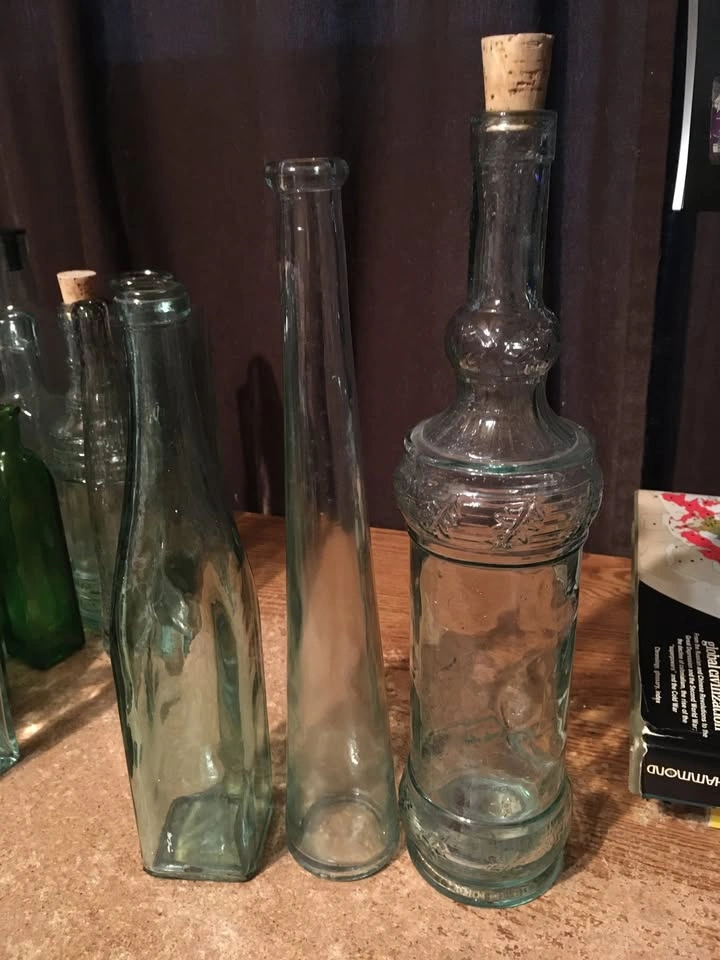 LOT OF 24 DECORATIVE GLASS BOTTLES AND VASES VILLA MASSA - photo 2