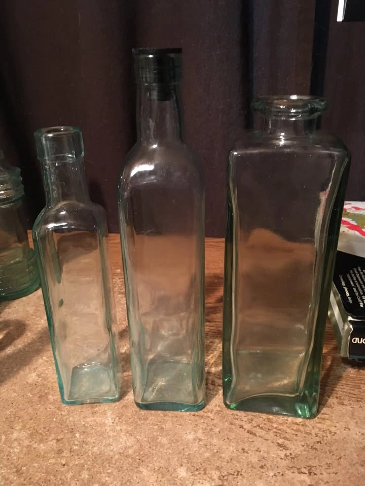 LOT OF 24 DECORATIVE GLASS BOTTLES AND VASES VILLA MASSA - photo 3