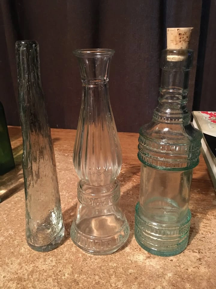LOT OF 24 DECORATIVE GLASS BOTTLES AND VASES VILLA MASSA - photo 4