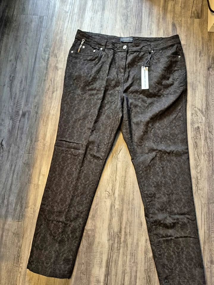 Penningtons Slightly Curvy Skinny Leg Pants Size 20
