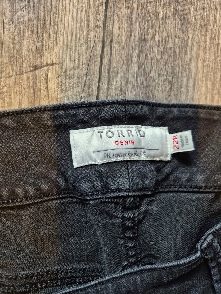 Size 22 Torrid Black Denim Jeggings and DC Jean Shorts - photo 2