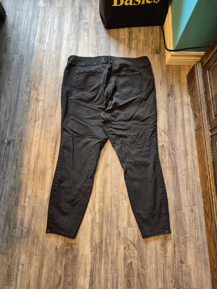 Size 22 Torrid Black Denim Jeggings and DC Jean Shorts - photo 5