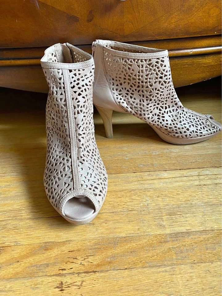 Ladies summer Light tan leather open toe booties size 9.5