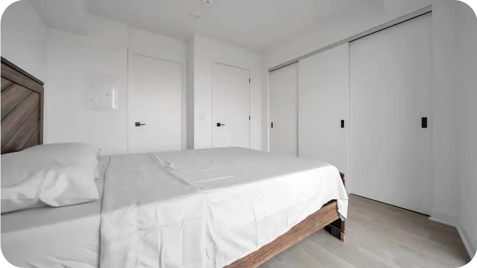 Queen Bedroom Set – Bed Frame, Mattress & Nightstand - photo 3