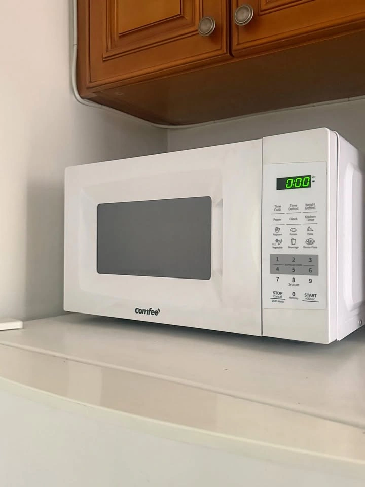 COMFEE' EM720CPL-PM Countertop Microwave Oven
