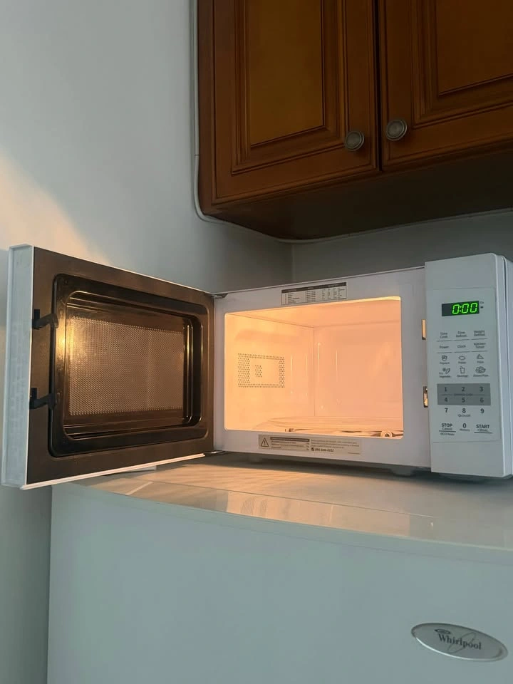COMFEE' EM720CPL-PM Countertop Microwave Oven - photo 2