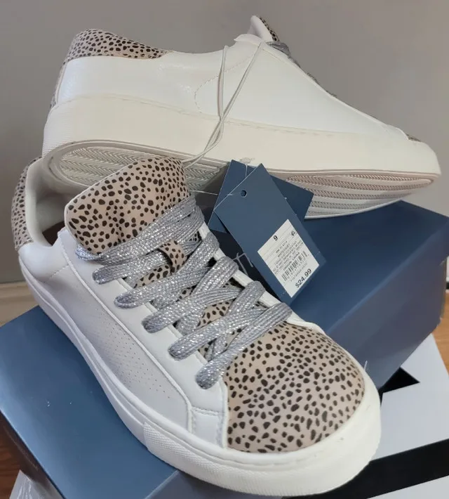 Universal Thread Women's Cadey Sneakers, Memory Foam. New thumbnail