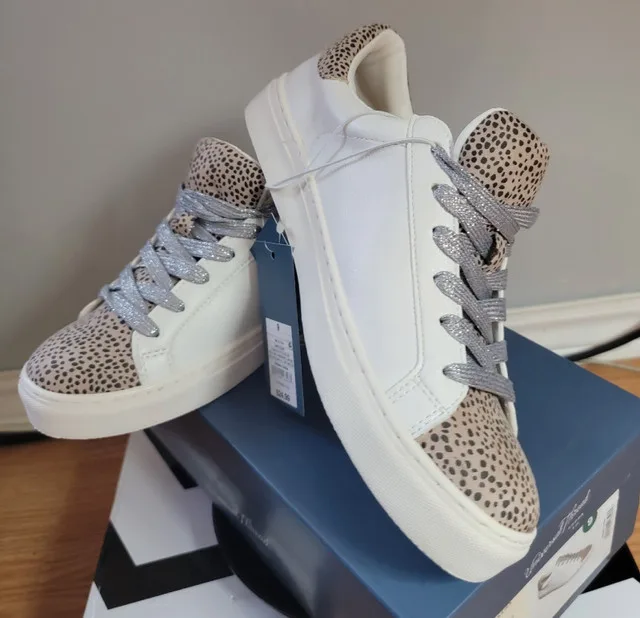 Universal Thread Women's Cadey Sneakers, Memory Foam. New image indicator(3)