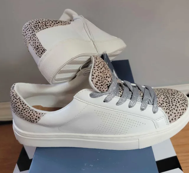 Ladies size 9 sneakers image indicator(2)