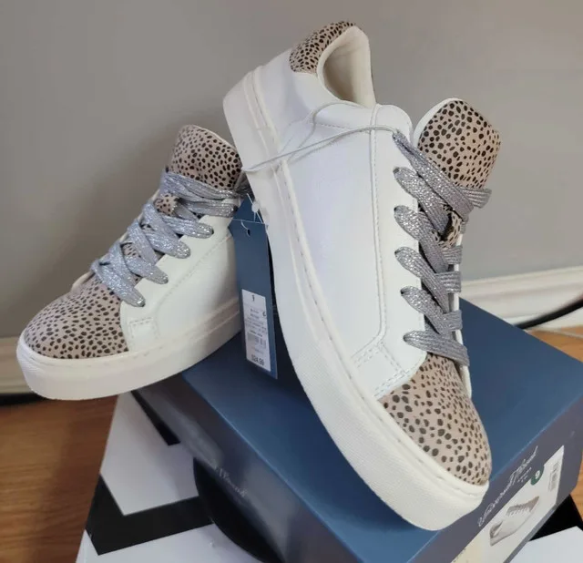 Ladies size 9 sneakers image indicator(3)