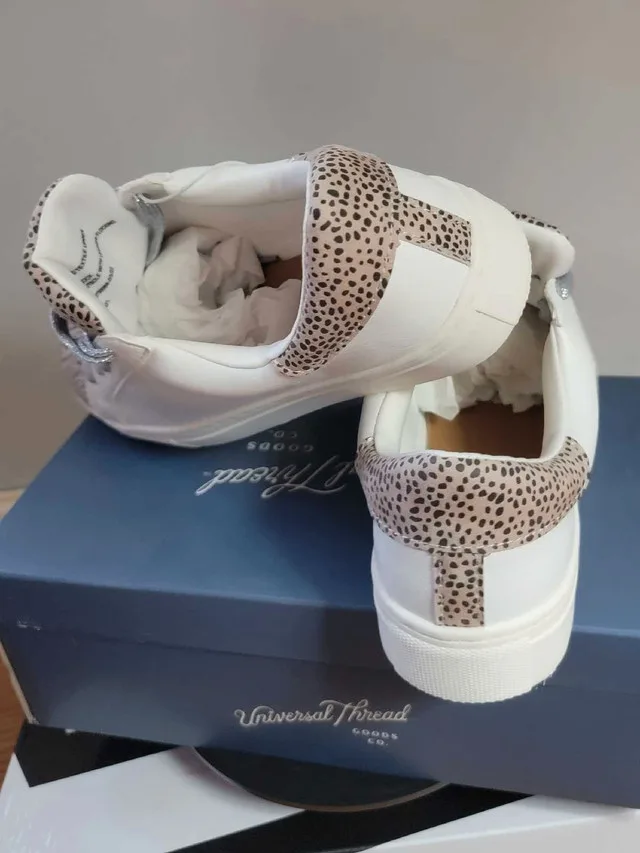 Ladies size 9 sneakers image indicator(5)