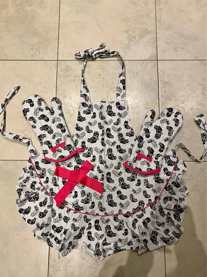 Shoes print Apron & Oven Mitts (3-piece set)