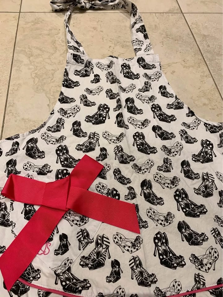 Shoes print Apron & Oven Mitts (3-piece set) - photo 2