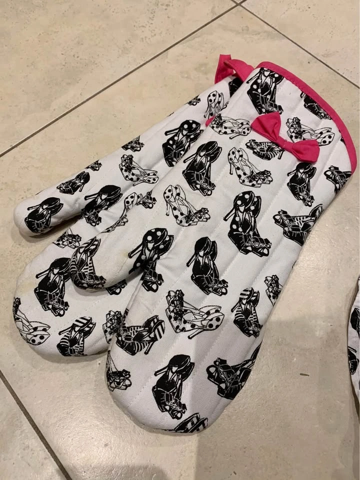 Shoes print Apron & Oven Mitts (3-piece set) - photo 3