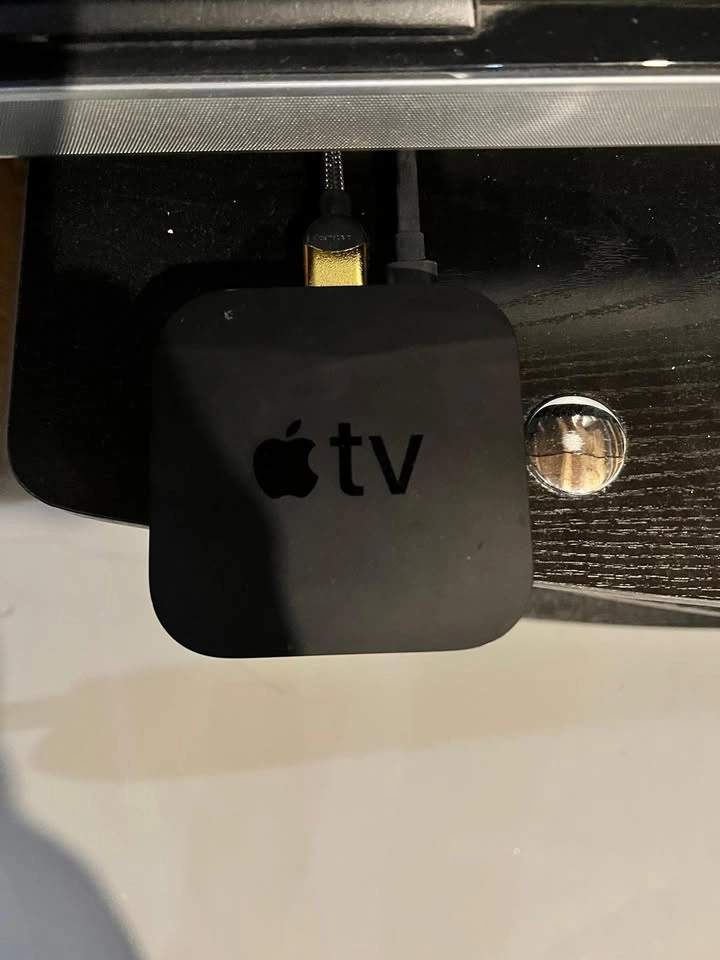 Sony 52" TV, 5.1 Surround Sound, Apple TV 4K & Stand - photo 5