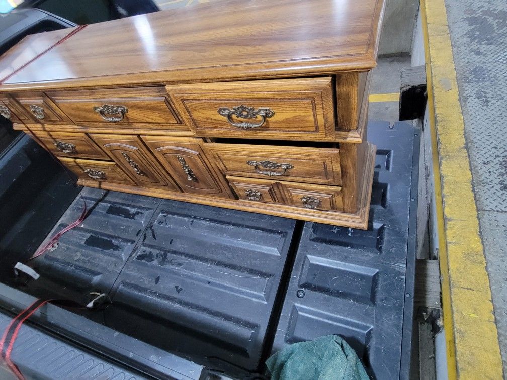 Vintage Oak Dresser w/ Matching Mirrors – Solid Wood Style - photo 2