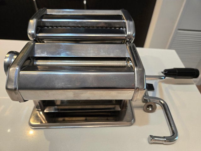 Moving sale-Manual Pasta Maker - Excellent Condition - photo 2