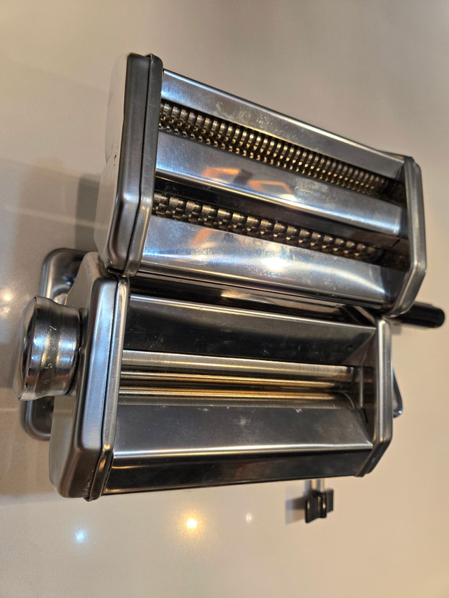 Moving sale-Manual Pasta Maker - Excellent Condition - photo 3
