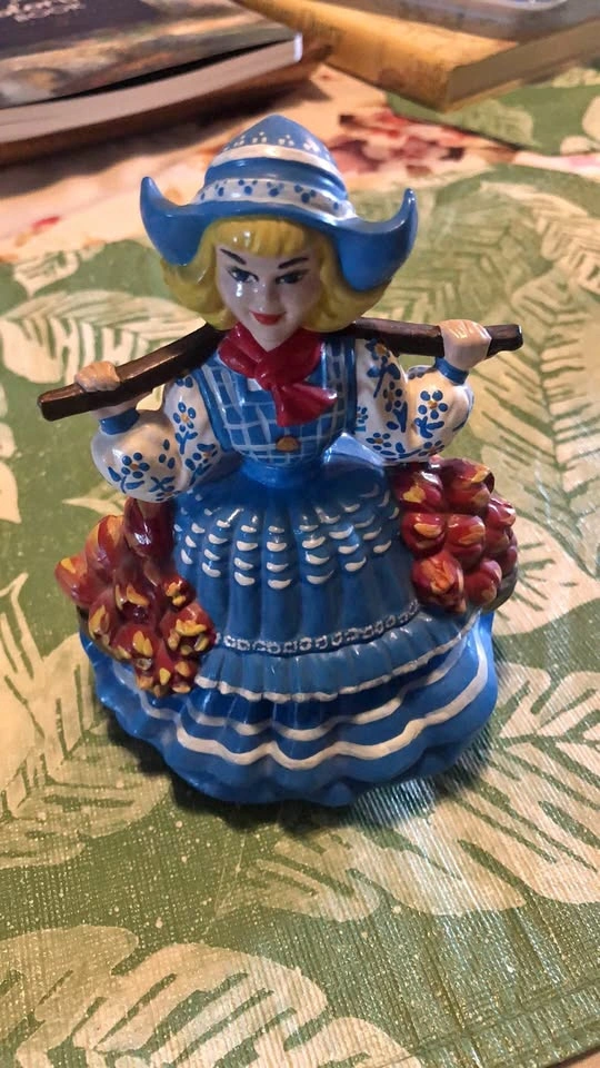 Ceramic Dutch Doll ⚽️