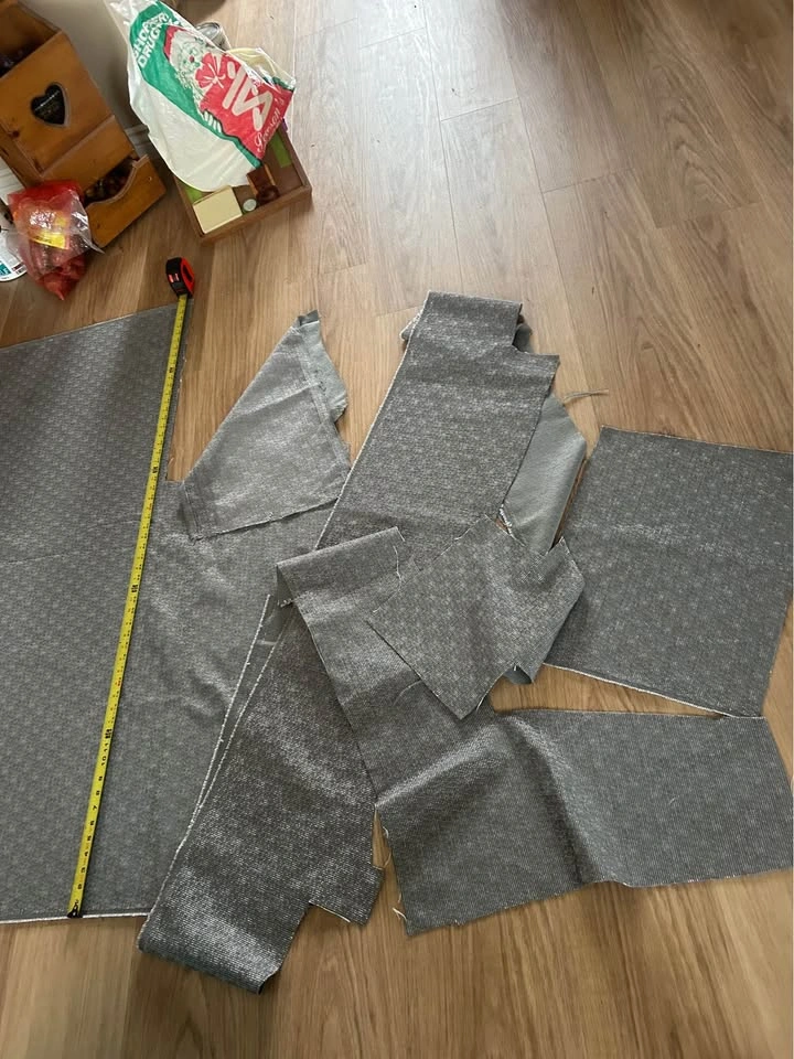 Grey upholstery fabric 8’ x 5 ‘ plus assorted small pieces - photo 2