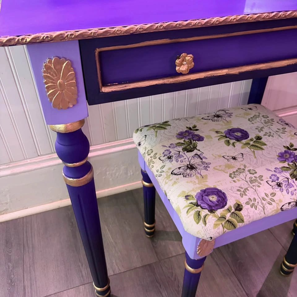 Vanity Table w/Mirror & Ottoman - photo 2
