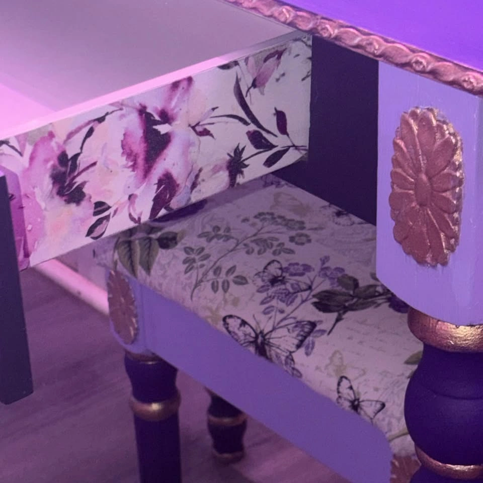 Vanity Table w/Mirror & Ottoman - photo 3
