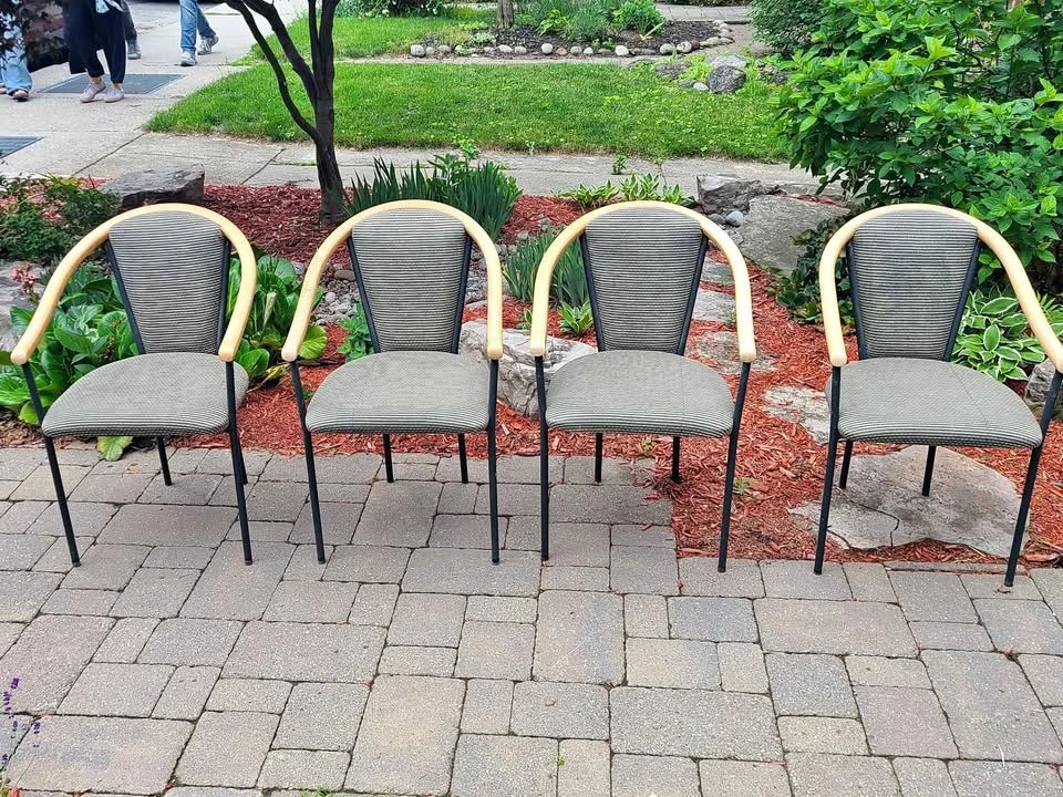 🇨🇦  Set of 4 dining chairs
