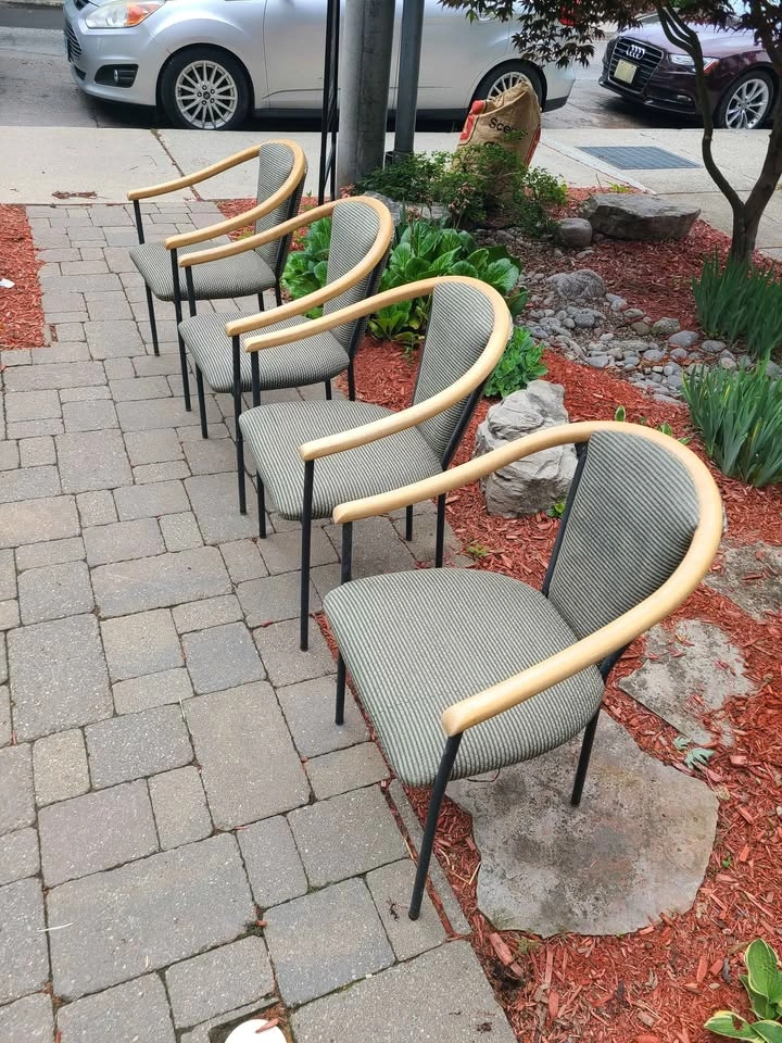 🇨🇦  Set of 4 dining chairs - photo 2