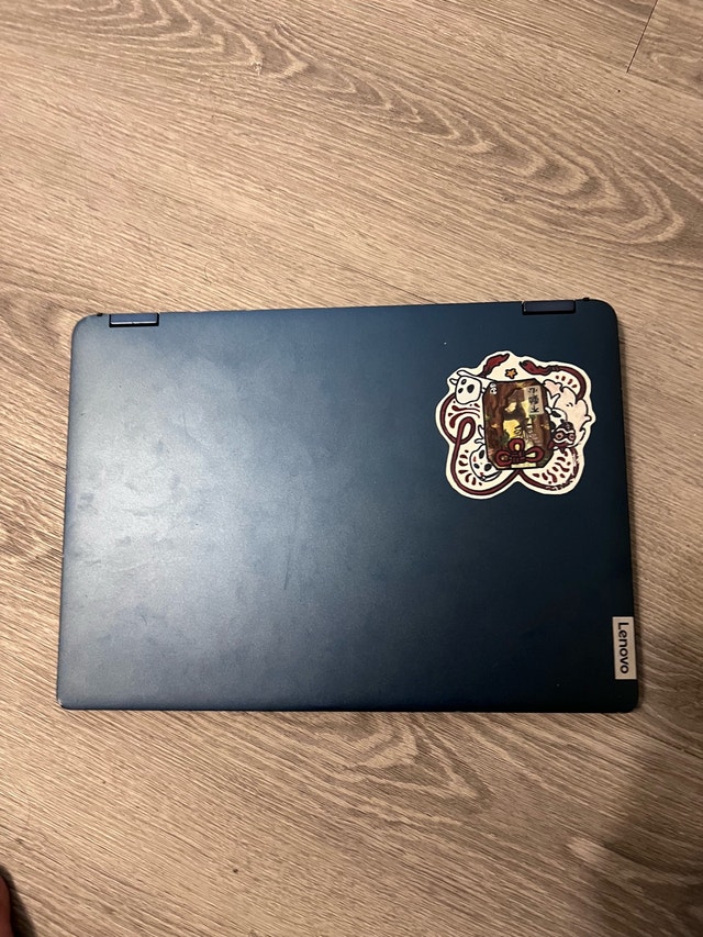 Touchscreen 2-in-1 laptop comes with pen and laptop case - photo 2
