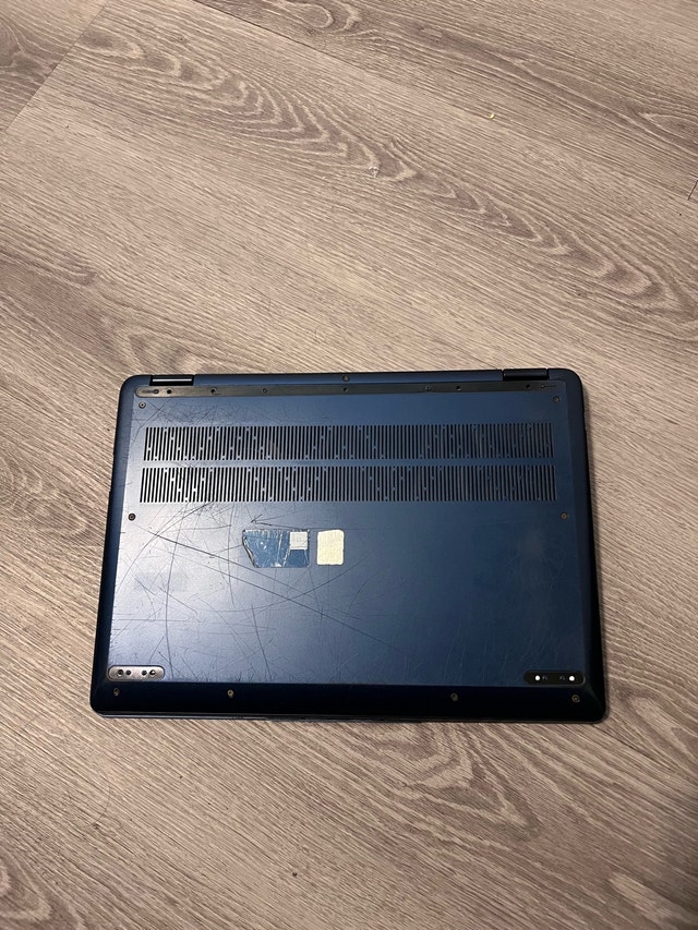 Touchscreen 2-in-1 laptop comes with pen and laptop case - photo 3