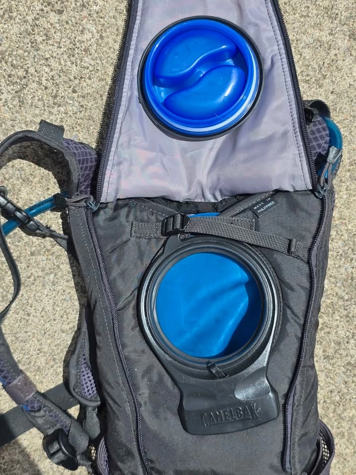 CamelBak Lobo Hydration Backpack Blue/Black $25 Firm - photo 4