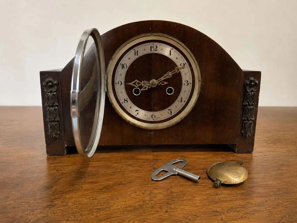 Vintage Enfield Wood Mantel Clock with Key - photo 2