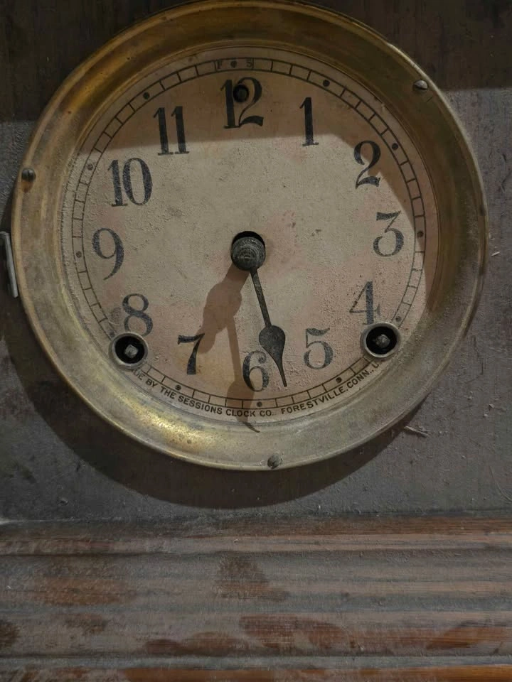 Antique Wood Sessions Mantel Clock With Key - photo 3