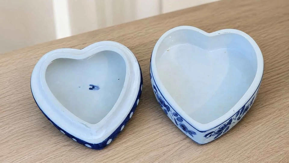 Blue White Hand Painted Porcelain Heart Trinket Box - photo 4