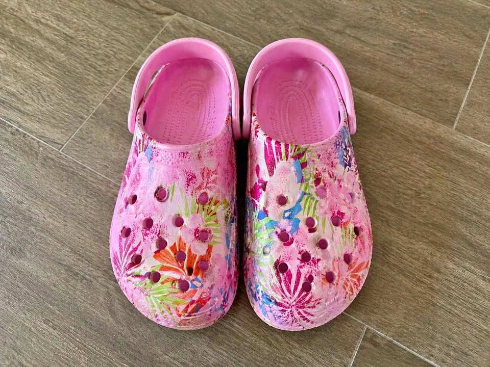 Women’s Crocs Pink Floral Clogs Size 10