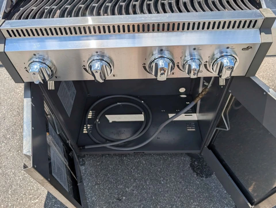 Napoleon Triumph 4-Burner Natural Gas BBQ with Side Burner - photo 3