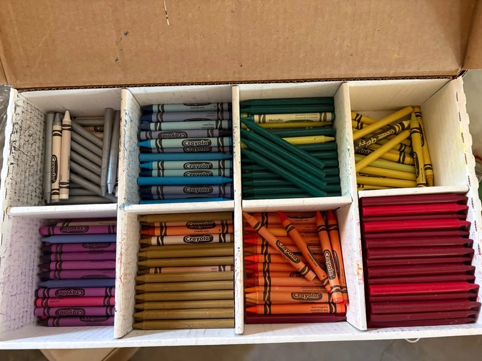 Huge Crayola Crayon Lot - photo 3