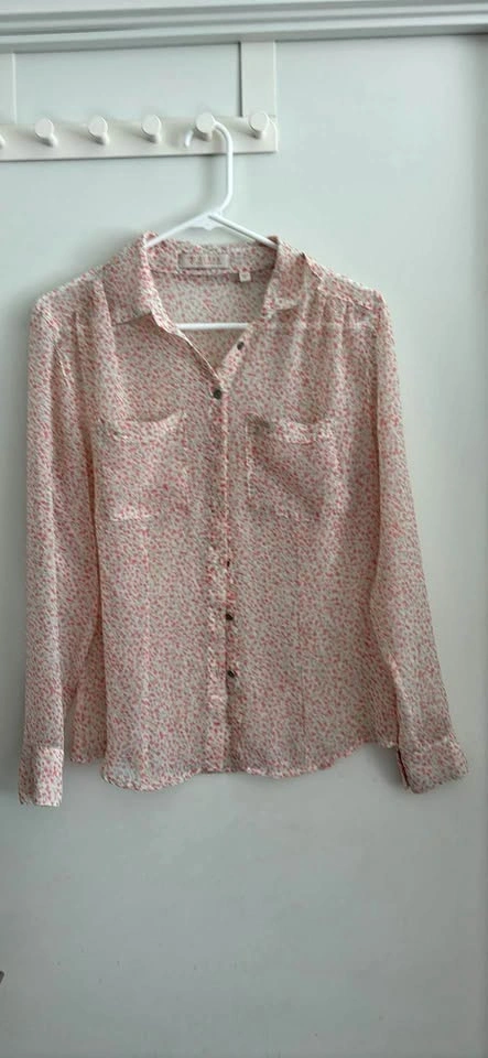 ✨ GUESS Floral Button-Up Shirt – XS ✨