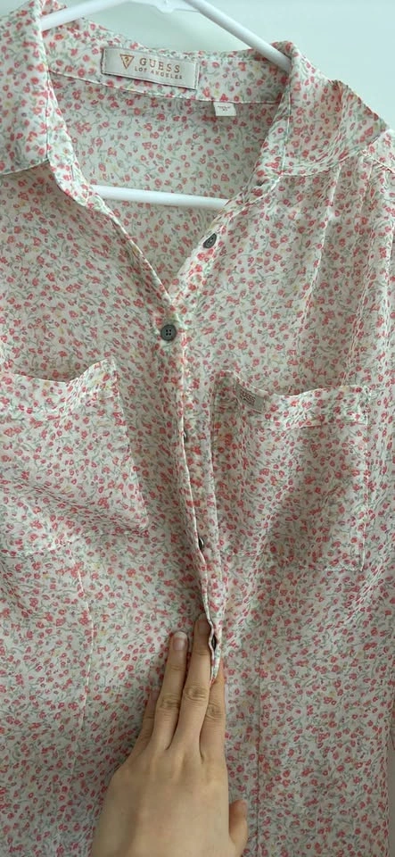 ✨ GUESS Floral Button-Up Shirt – XS ✨ - photo 3