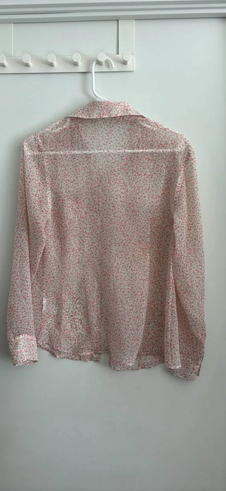 ✨ GUESS Floral Button-Up Shirt – XS ✨ - photo 4