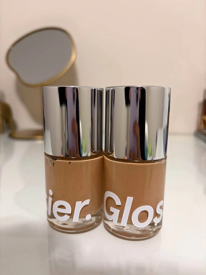 UNUSED Glossier stretch fluid foundation in the shade medium 3 (