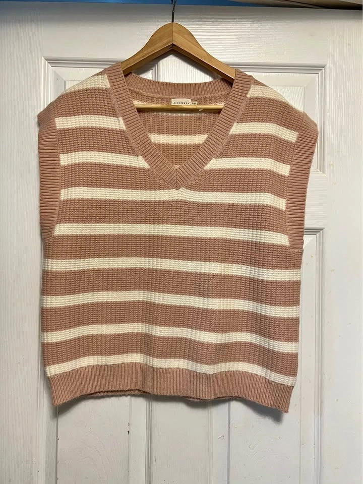 ⚽ Pink Knit Vest- New