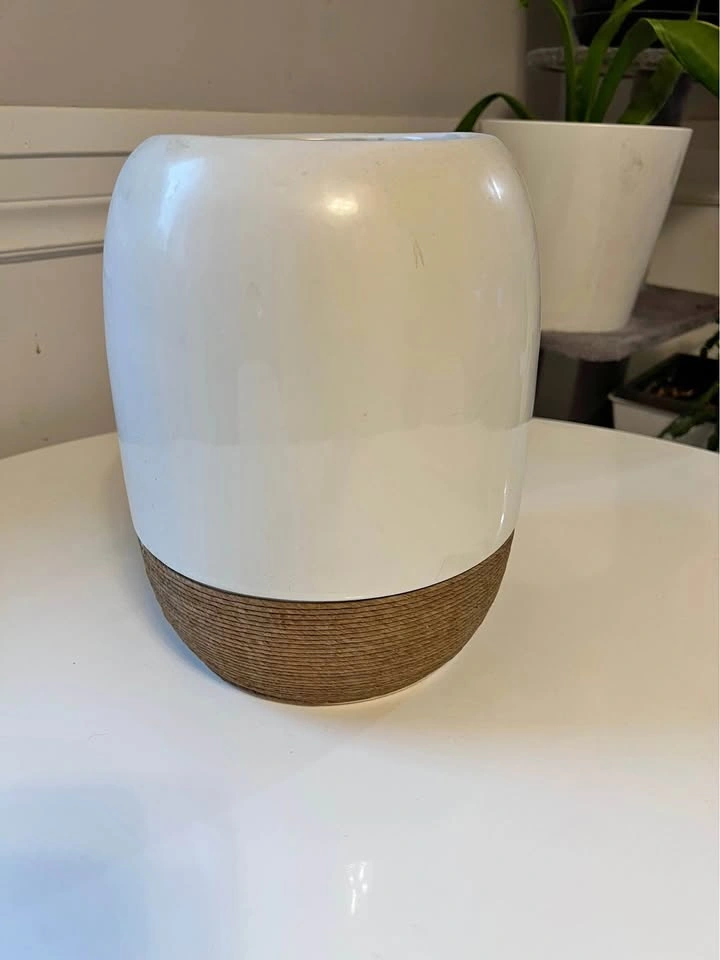 ⚽ White Plant Vase with jutes details