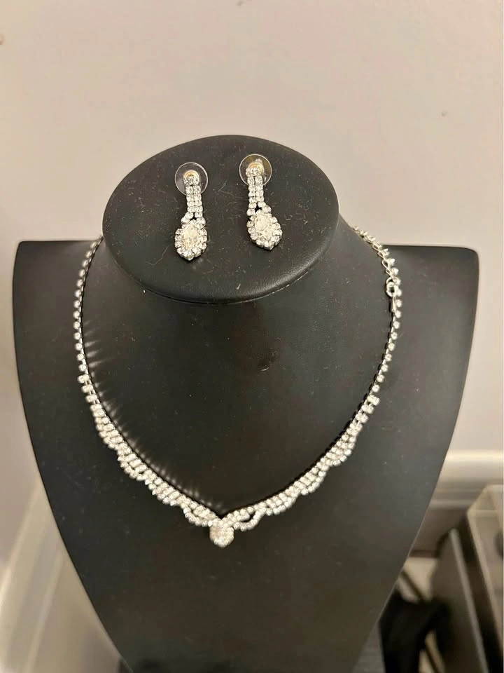 ⚽ Rhinestone set of Necklace & Earrings- New