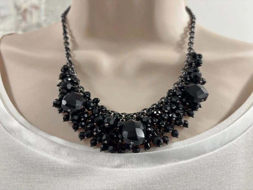 Stunning Ann Taylor Black Cluster Bib Statement Necklace ⚽️