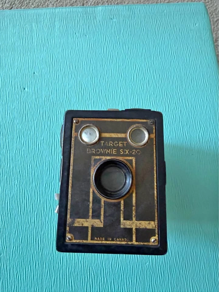 Vintage Kodak Target Brownie Six-20 Camera – Made in Canada