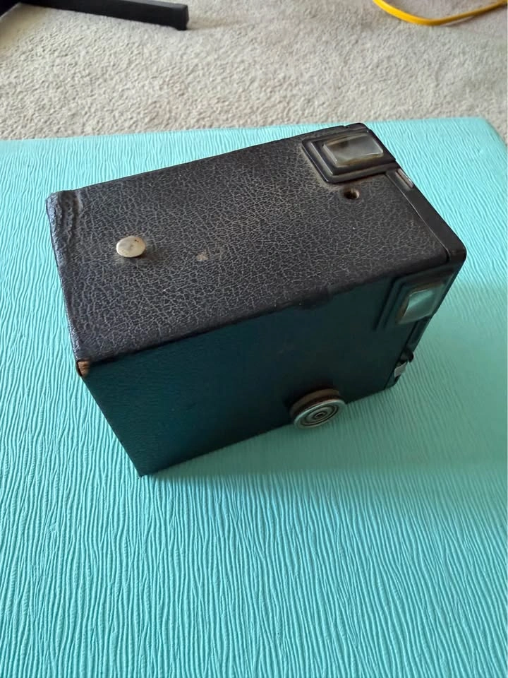 Vintage Kodak Target Brownie Six-20 Camera – Made in Canada - photo 2