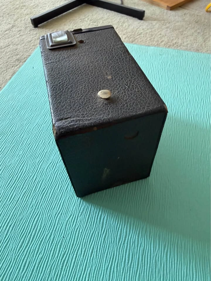 Vintage Kodak Target Brownie Six-20 Camera – Made in Canada - photo 4