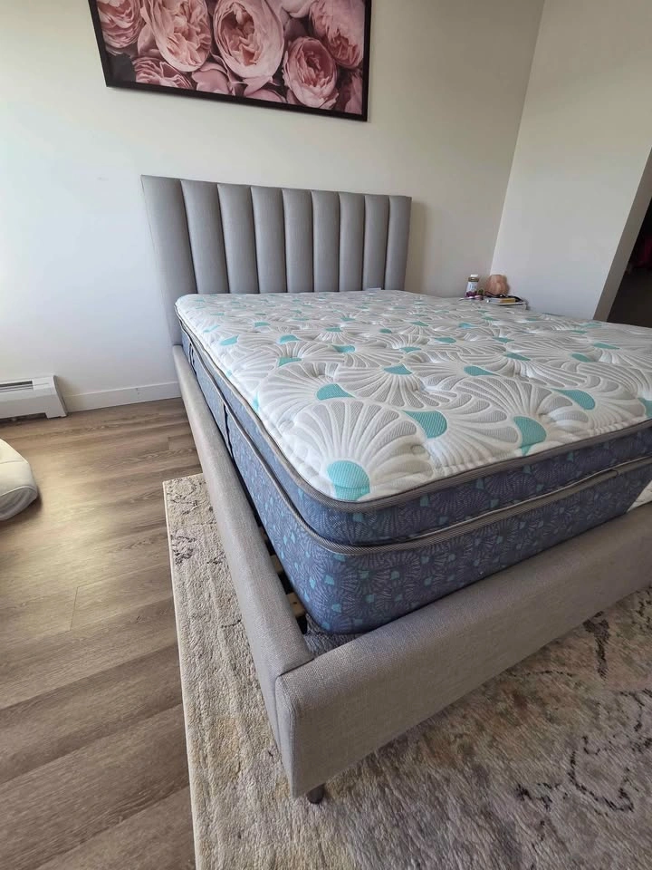 Queen platform bed and mattress - photo 2